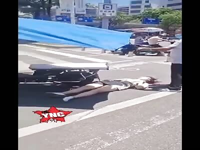 A pretty dead girl on the road