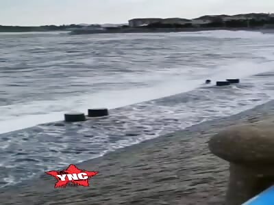 Two tourists from Qingdao, Shandong were swept into the sea by big waves, one was killed and the other lost contact