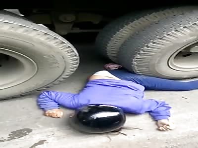 the woman is crushed by her beautiful ass, and loses her leg