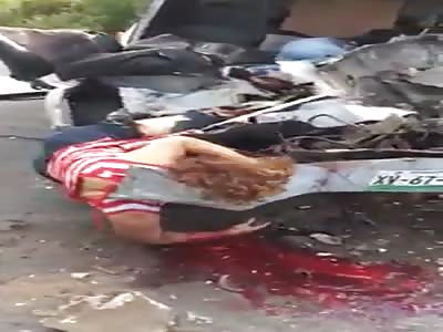 Shocking crash against a bus leaves dead people in the car