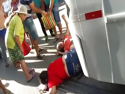 two people run over for truck! a old woman still with life agonizes