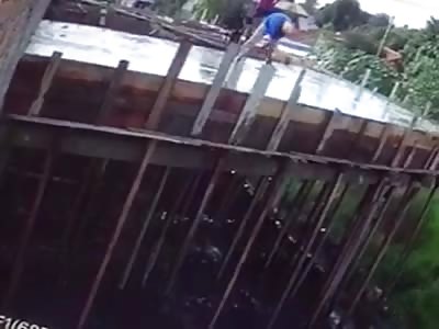 the mason is crushed by a fresh and heavy roof collapsed wtf poor man