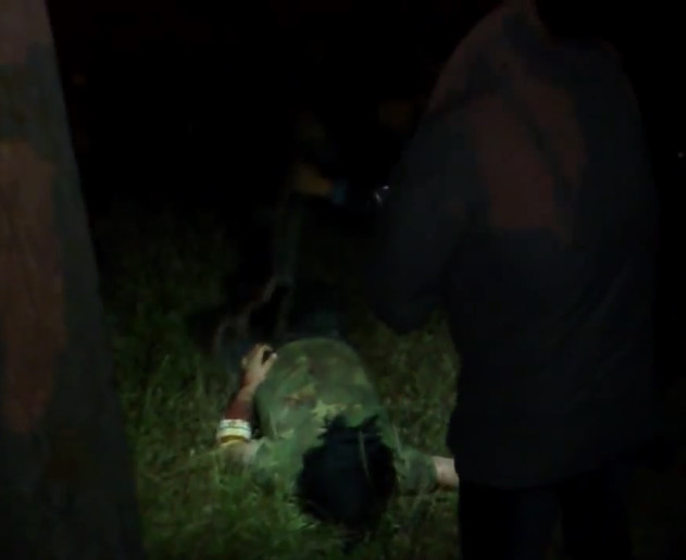 ISIS executes Soldier Iraqi army  with machine gun in middle at night