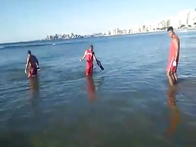 Old man falls from stone and dies, in Guarapari beach - ES