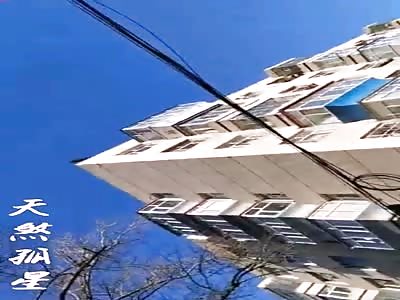 MAN JUMPED TO COMMIT SUICIDE FROM THE BUILDING  ( FULL VIDEO )