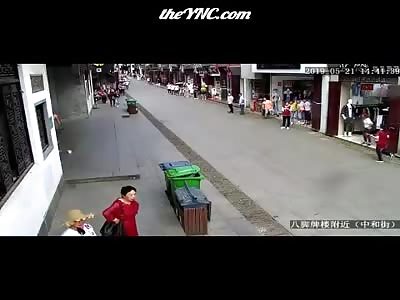 Unmanned horses hit the old man, (full video)