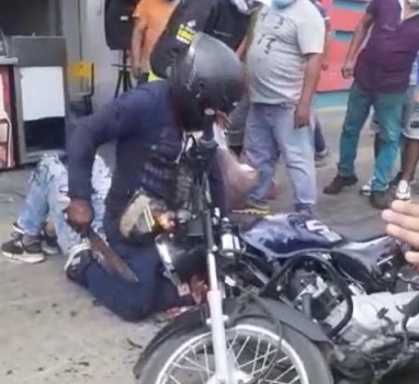 Machete Attack Caught On CCTV In Colombia