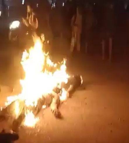 Locals Burn Two Robbers to Death after Torture In North Karachi