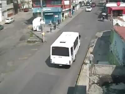 MICROBUS ATROPELLA TO WOMAN