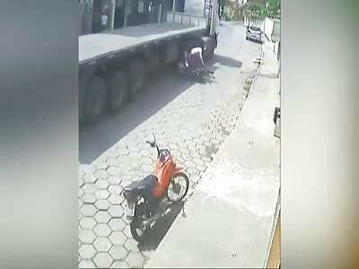 Lucky day, mother and daughter escape fatal accident