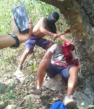 [Full Video&Fixed Audio] Gagged Guy Decapitated with Dull Machete