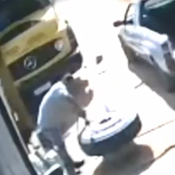 DAMN! Mechanic Having Shitty Day At Work