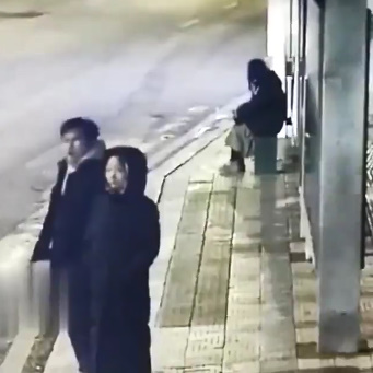 Terrified Moment the Girl Waiting for the Bus was Killed by a Crazy Car, 2 Passersby Narrowly Escaped Death.