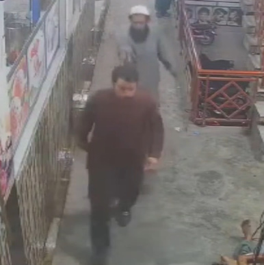 Sneaky Killer Executes Man with Headshot from Behind like a Bitch