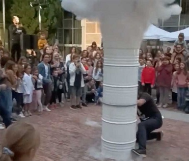 The Explosion of a Nitrogen Drum in the House of Culture of Girona Leaves 18 Injured.