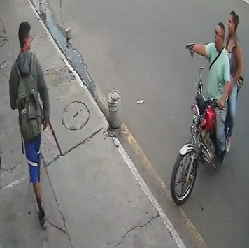 Armed Man Delivers Painful Karma To The Robber Of His Wife