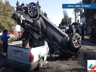 Car accident leaves 2 people dead