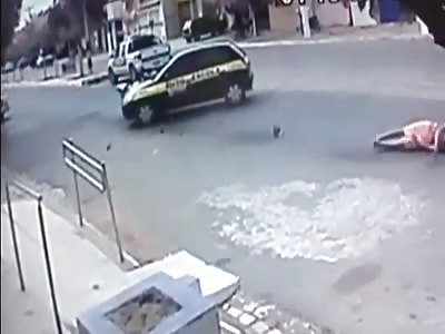 Biker crashes against cop car 