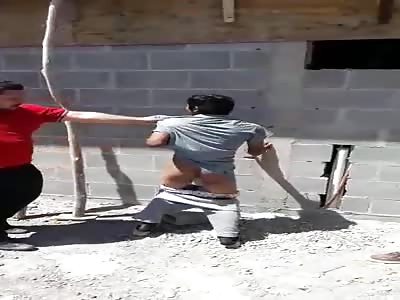 Thief beat on the ass for stealing 