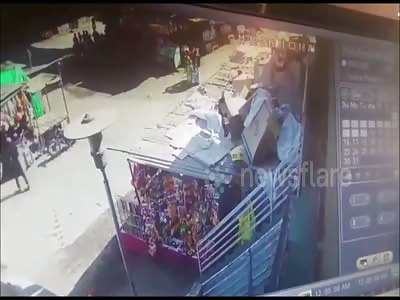 Terrifying moment as truck loses control as his breaks fail in India