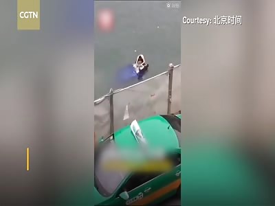 Man breaks car glass to save trapped driver under water