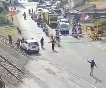 Car Gets Stuck on Railroad Tracks