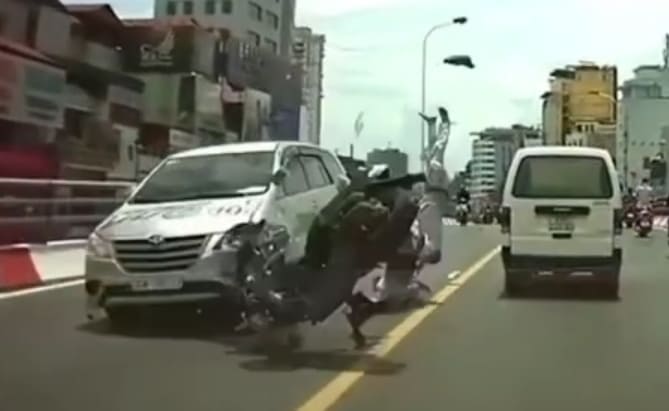 Bikers Ragdolled Trying to Overtake Car