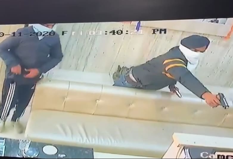 Dual Wielding Hitman and Accomplice Kill Store Owner