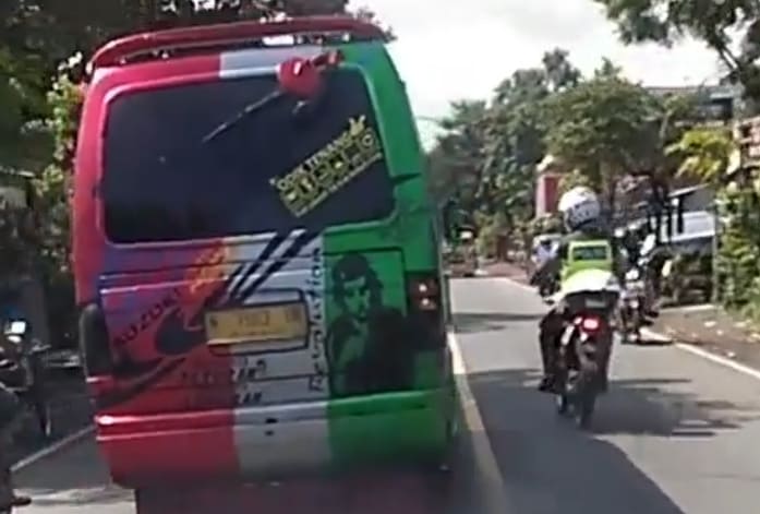 Bus Driver Says Fuck the Police