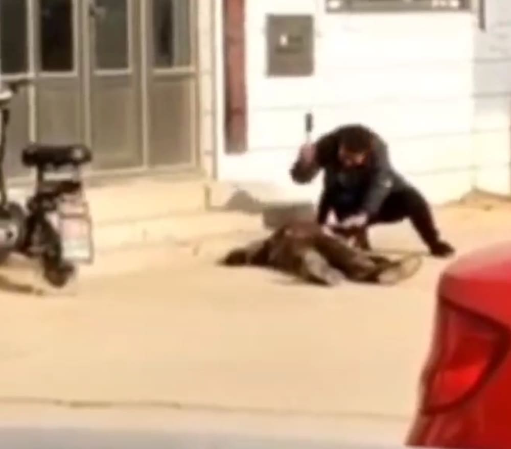 Betrayed Man Decapitates Wifes Lover In Public