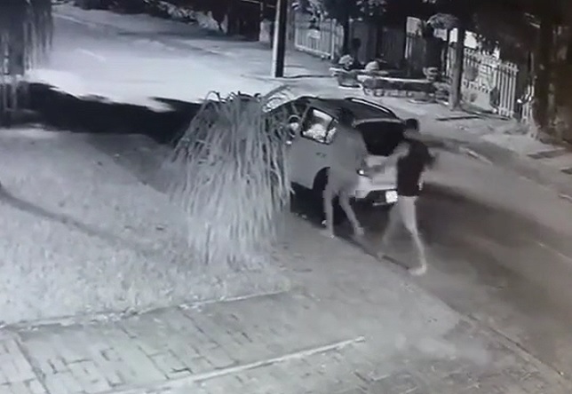 Dude Catches his Wife Banging a Homeless Guy in their Car,