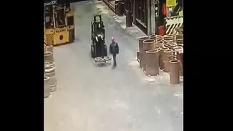 Guy has to Have Leg Amputated after not Paying Attention and Being Hit by Forktruck