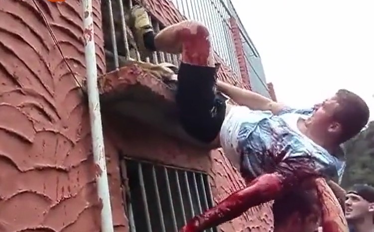 HOLY SHIT: Lion Eats his Dinner