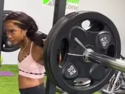 Tiny Girl Looses Focus on 225lbs......