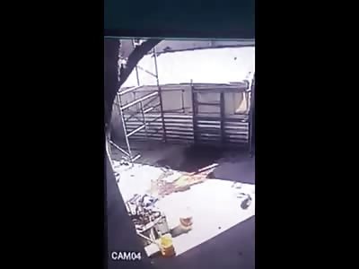 Worker Dies When Falls From Scaffolding 