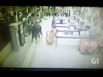 Off Duty Cop Tries to Disarm a Thug but is Shot Dead - cctv