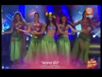 Sexy Exotic Dancer Falls on her Face during Live Show