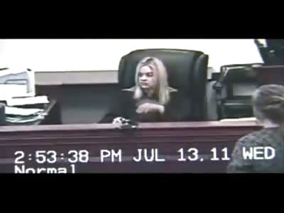 Deranged Wife Attacks Judge during her Divorce Court