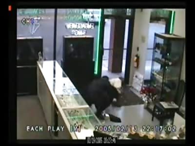 Former Marine Severs Robber's Spinal Cord with One Bullet (Audio Description from Marine)