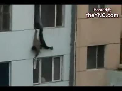 Screaming Woman in China Falls to her Death as Friend tries to Hold On