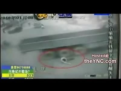 OUCCHHH!! Biker in China Gets his Legs Crushed by 18 Wheel Truck