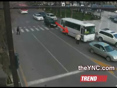 Wait for Meee!! Female has a Hell of a Time getting on the Bus