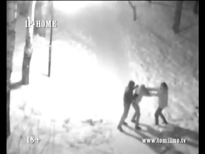 Man being Robbed by 2 Men Fights Back with Incredible Courage, finally is Knocked Unconscious 