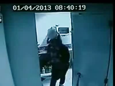 Off Duty Police Officer Runs after and Shoots Man that Robbed Gas Station