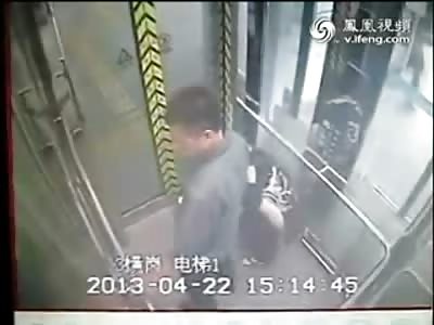 Woman forgot to Wipe so she does it on an Elevator....