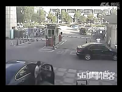 Little Kid is Crushed under Wheel of Car.....8 good Samaritan Literally have to Lift the Car up to Try and Save Him