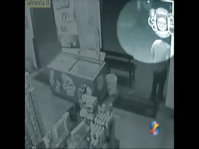 Robber is Shot to Death by Vigilant at the Entrance of a Drugstore