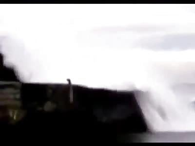  A Man  Dies After Being Swept Away by a Wave in  Spain 28/01/14