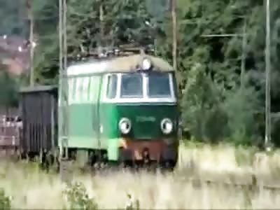 Drunk psycho engineer stops train just to argue and throw stones at guys who filmed him