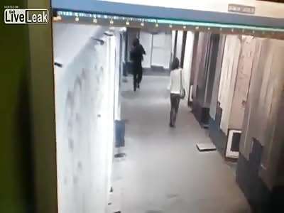 THUG SPRAYS GIRL TO ROB HER AND GETS FUCKED UP
